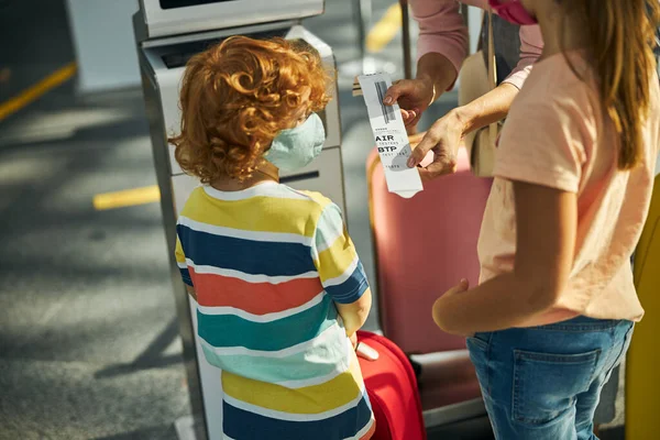 Kvinna visar barn en etikett från en väska droppe räknare — Stockfoto