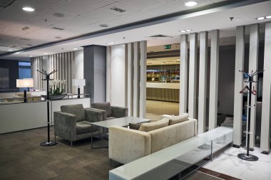 Üst düzey gezginler için geniş modern havaalanı salonu