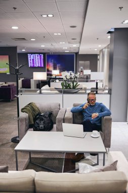 Kafkas işadamı cep telefonundan arıyor.