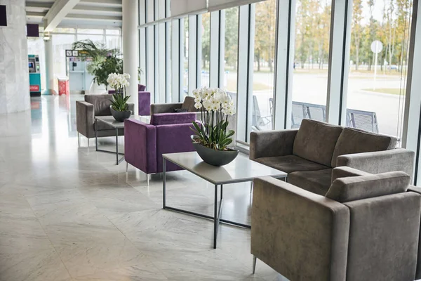 Пустой зал ожидания аэропорта с удобной мебелью — стоковое фото