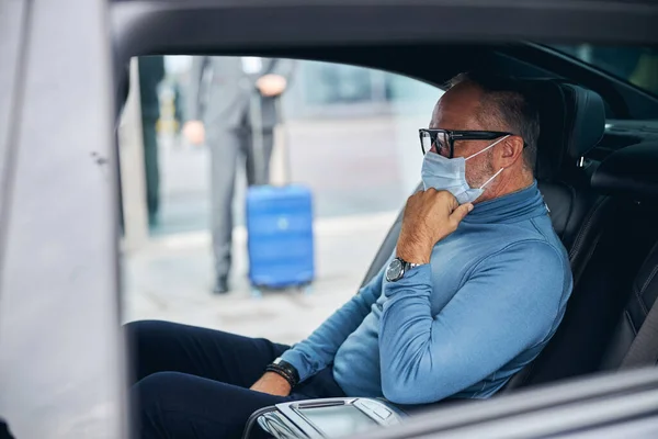 Pasajero masculino pensativo esperando a su conductor —  Fotos de Stock