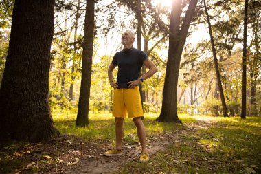 Mutlu sporcu çocuk doğada vakit geçiriyor.