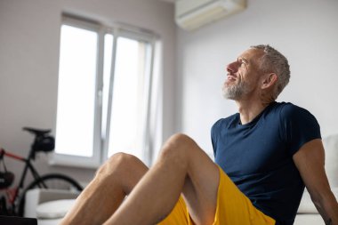 Düşünceli atlet uzaktan bakıyor.