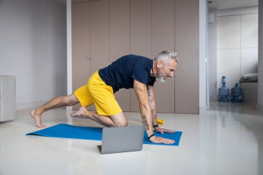 Yoga halısında koşan bir adam