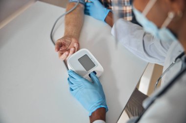 Rutin bir tıbbi muayeneden geçen yaşlı bir adam.