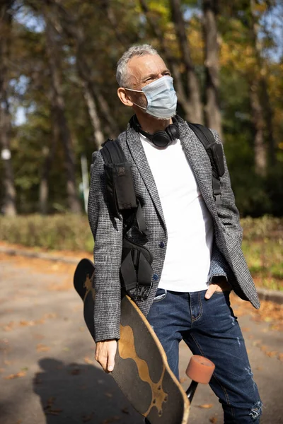 Reif hübsch mann im maske verbringen tag im freien — Stockfoto