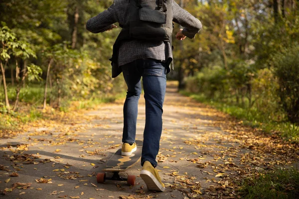 Guy σε μοντέρνα ρούχα skateboarding στη φύση — Φωτογραφία Αρχείου