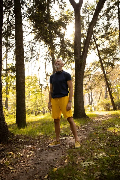 Ευτυχισμένος αθλητικός άνθρωπος απολαμβάνοντας το πρωί στο δάσος — Φωτογραφία Αρχείου
