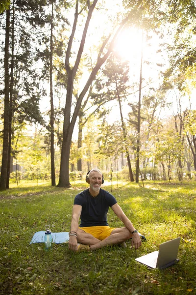 Hombre alegre haciendo práctica en la naturaleza en línea —  Fotos de Stock
