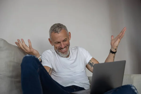 Hombre perplejo levantando sus brazos en confusión —  Fotos de Stock