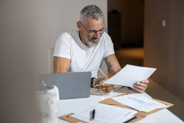 Empresario leyendo el documento y anotando información — Foto de Stock