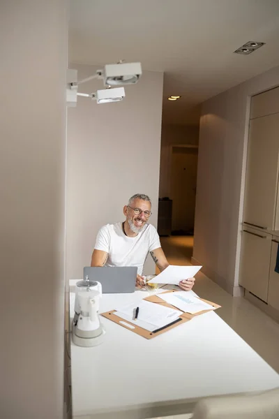 Heureux entrepreneur avec un document prenant une tasse de thé — Photo