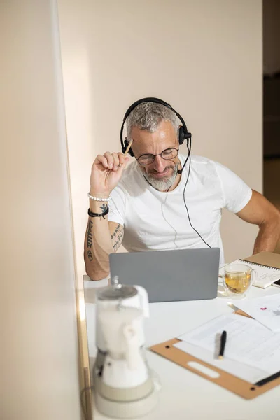 Partecipante alla conferenza serio guardando il suo schermo del computer portatile — Foto Stock