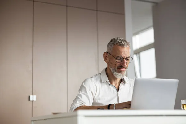 Spécialiste déterminé appuyant sur les boutons d'un clavier — Photo