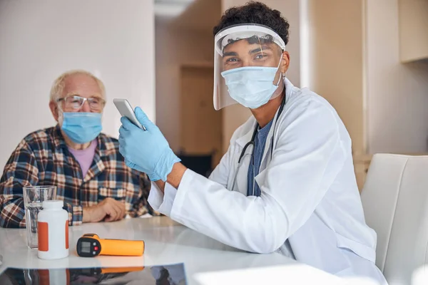 Önüne bakan tabletli bir doktor. — Stok fotoğraf