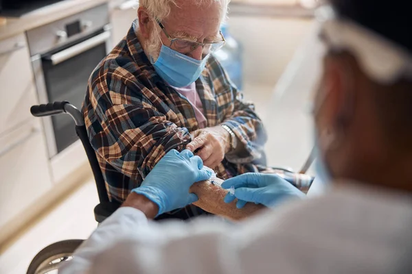 Médico que usa una jeringa de insulina para la inyección — Foto de Stock