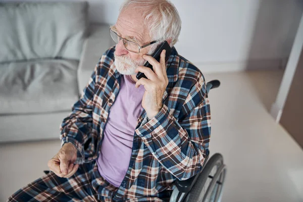 Caucásico pensionista masculino haciendo una llamada telefónica — Foto de Stock