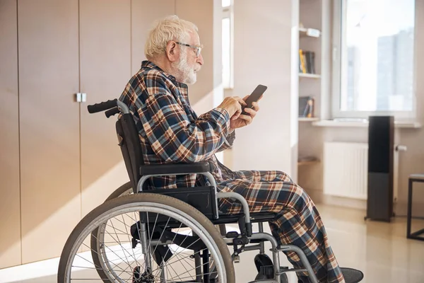 Homem idoso focado escrevendo uma mensagem de texto — Fotografia de Stock