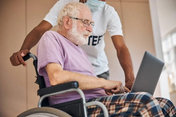 Ernsthafter Rentner lernt grundlegende Computerkenntnisse — Stockfoto