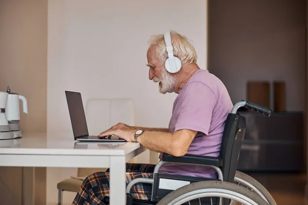 Сосредоточенный старший кавказский человек за компьютером — стоковое фото