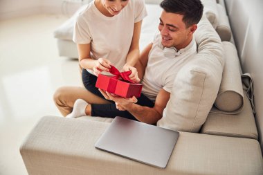 Dişi, erkek eşinin hediyesiyle seviniyor.