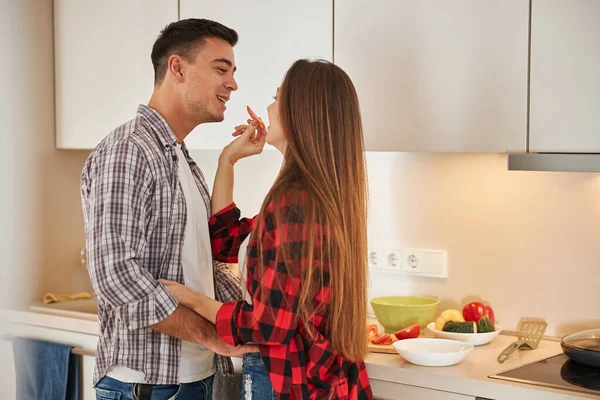 Joven y su esposa de pie en la encimera de la cocina — Foto de Stock