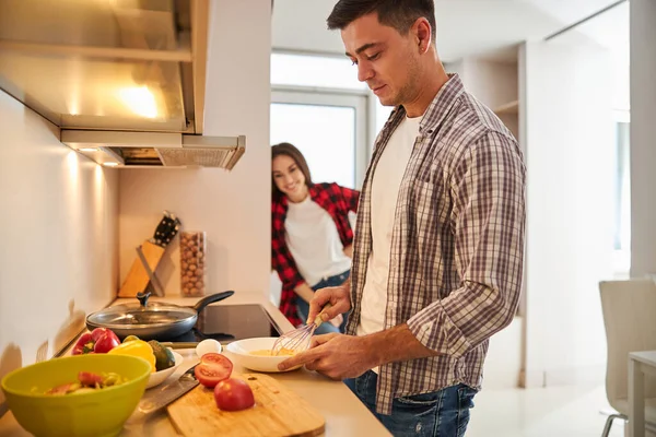 Uomo che prepara la colazione per il suo coniuge felice sorridente — Foto Stock