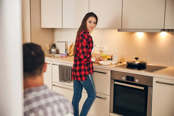Kobieta bijąca jajka dla omletu w misce — Zdjęcie stockowe