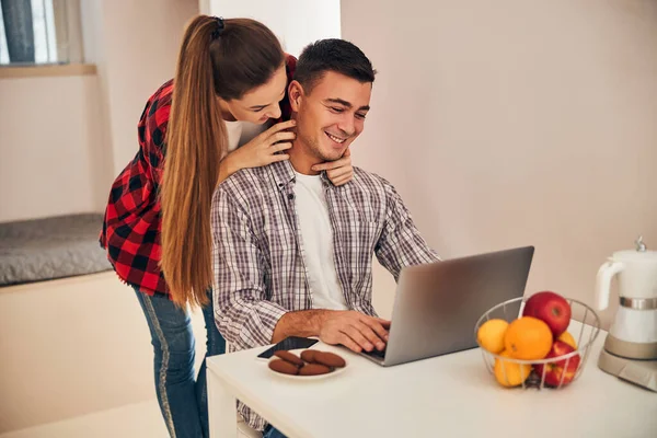 Giovane coppia guardando lo schermo del computer portatile — Foto Stock