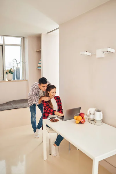 Sonriendo complacido freelancer femenina trabajando desde casa — Foto de Stock