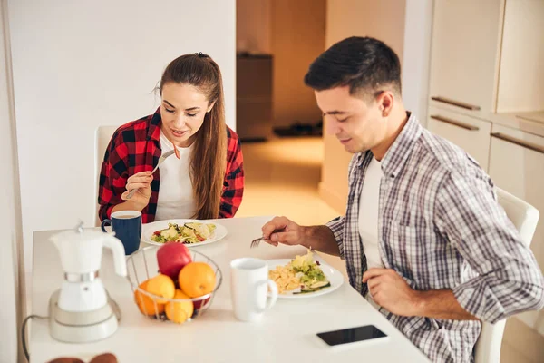 Kvinna och hennes man äter frukost tillsammans — Stockfoto