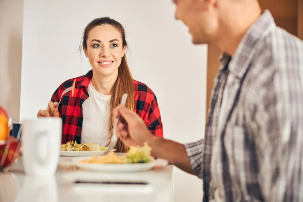 Young couple eating the vegetable salad for breakfast — Stock Photo, Image