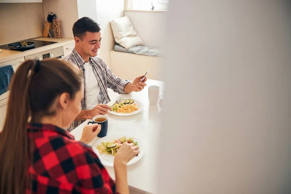 Man en zijn vrouw ontbijten samen. — Stockfoto