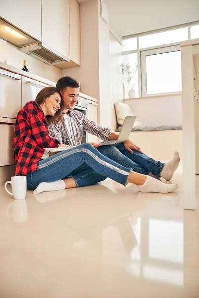 Casal alegre assistindo a um filme de comédia no laptop — Fotografia de Stock