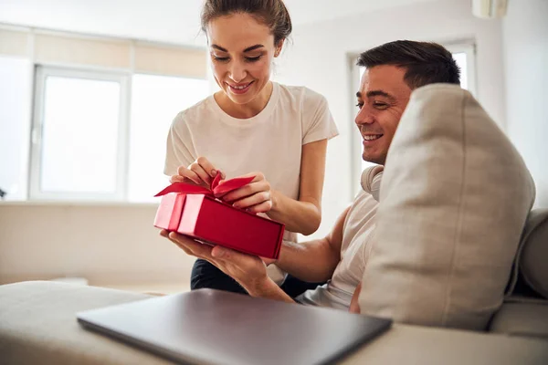 Senhora agradável regozijando-se com seu presente de aniversário — Fotografia de Stock