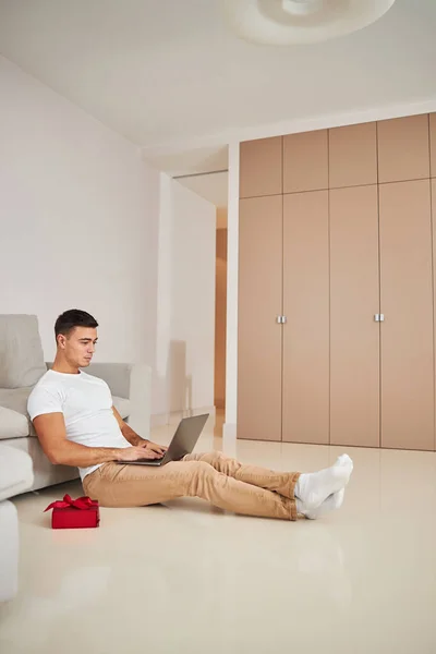 Hombre atractivo concentrado escribiendo en su portátil — Foto de Stock