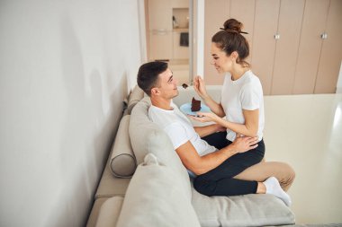 Güzel kadın ve erkeği çikolatalı pasta yiyor.