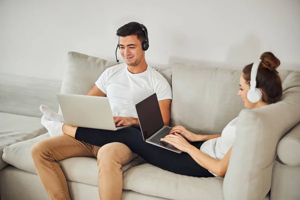 Brunetka gentleman i jego pani pracuje na laptopach z domu — Zdjęcie stockowe