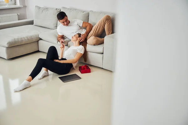 Hermosa mujer y su novio quedarse en casa y descansar — Foto de Stock