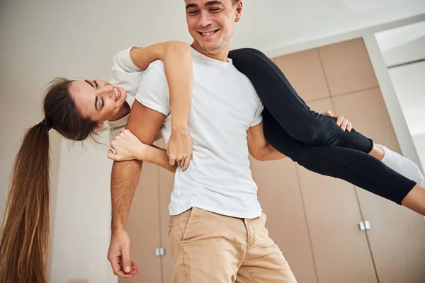 Joven riendo mientras sostiene a su novia en su espalda —  Fotos de Stock
