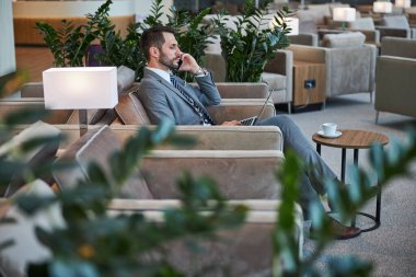 Endişeli iş adamı telefonda konuşuyor.