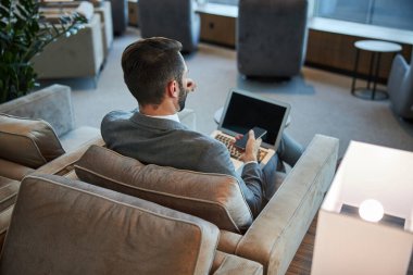 Profesyonel iş adamı telefon görüşmesini bitiriyor.
