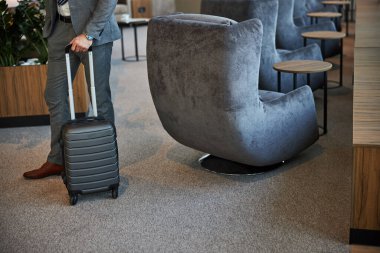 Erkek valizini topluyor.