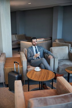 Kararlı işadamı arama yapmaya hazırlanıyor.