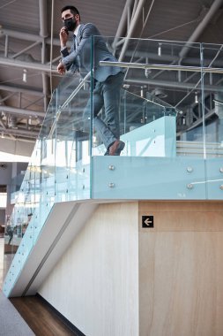 İşletme müdürü görüşme sırasında önemli soruları tartışıyor