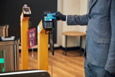 Turnikeden geçmek için kart ödeyen kişi