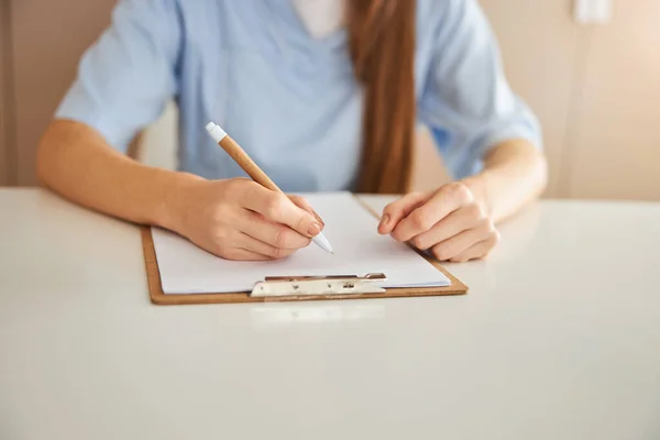 Trabajador médico calificado escribiendo notas en papel — Foto de Stock