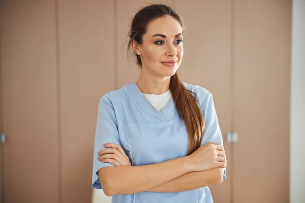 Ung kvinnlig läkare poserar i tomt kontor — Stockfoto