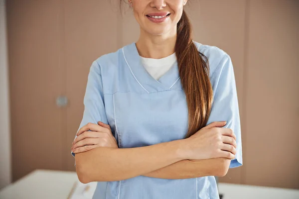 Amistosa trabajadora médica posando en su uniforme — Foto de Stock