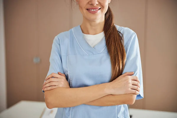 Amigável médico trabalhador posando em seu uniforme — Fotografia de Stock